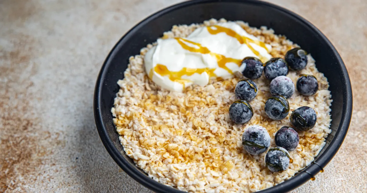 Zdrowe dodatki do owsianki (owoce, nasiona) vs. niezdrowe (cukier, syrop)