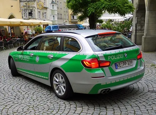 Niemiecka policja kontrolująca samochód