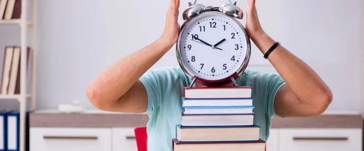 uczeń przygotowujący się do matury z matematyki z zegarem