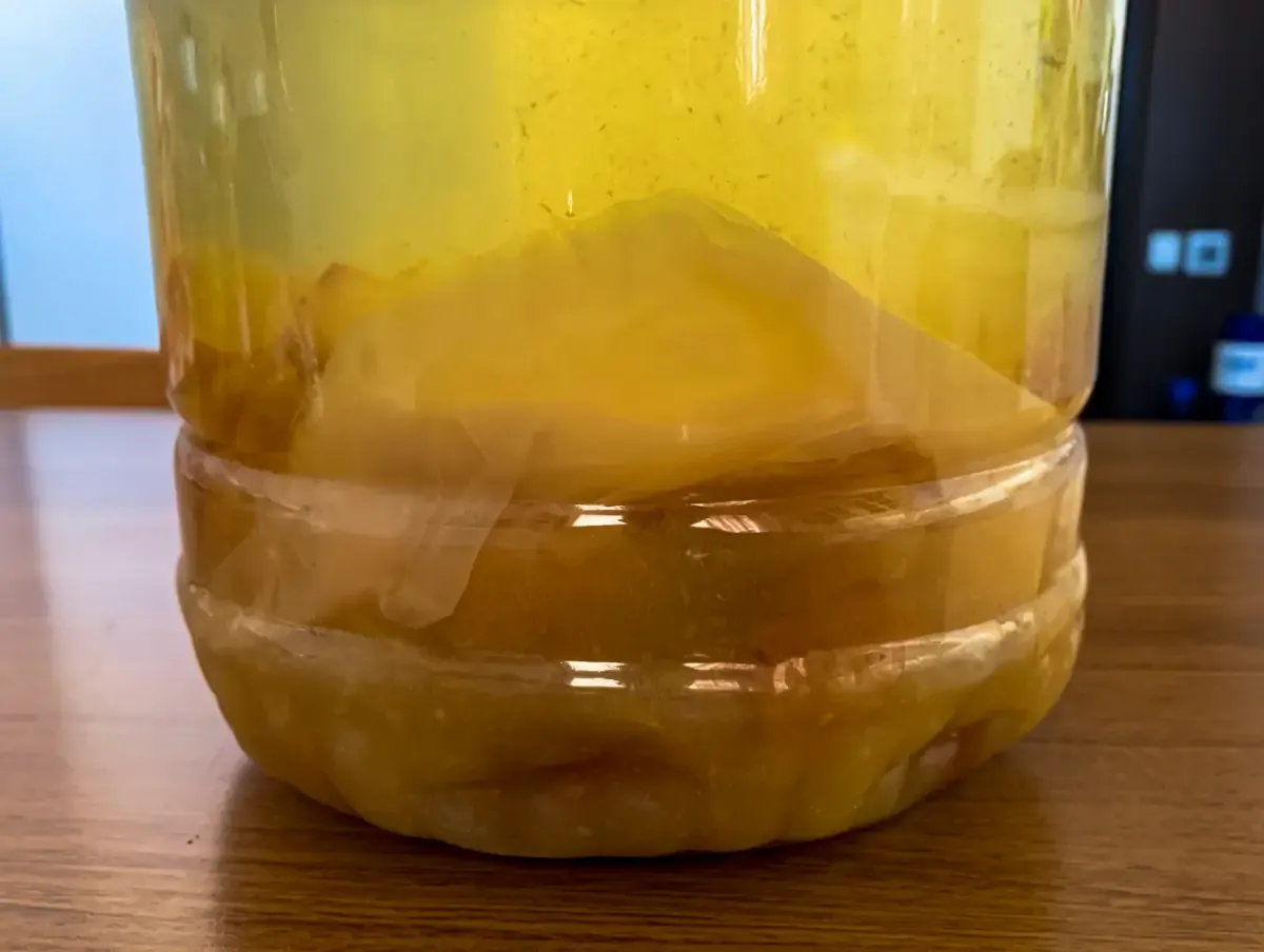 Butelka octu jabłkowego z 