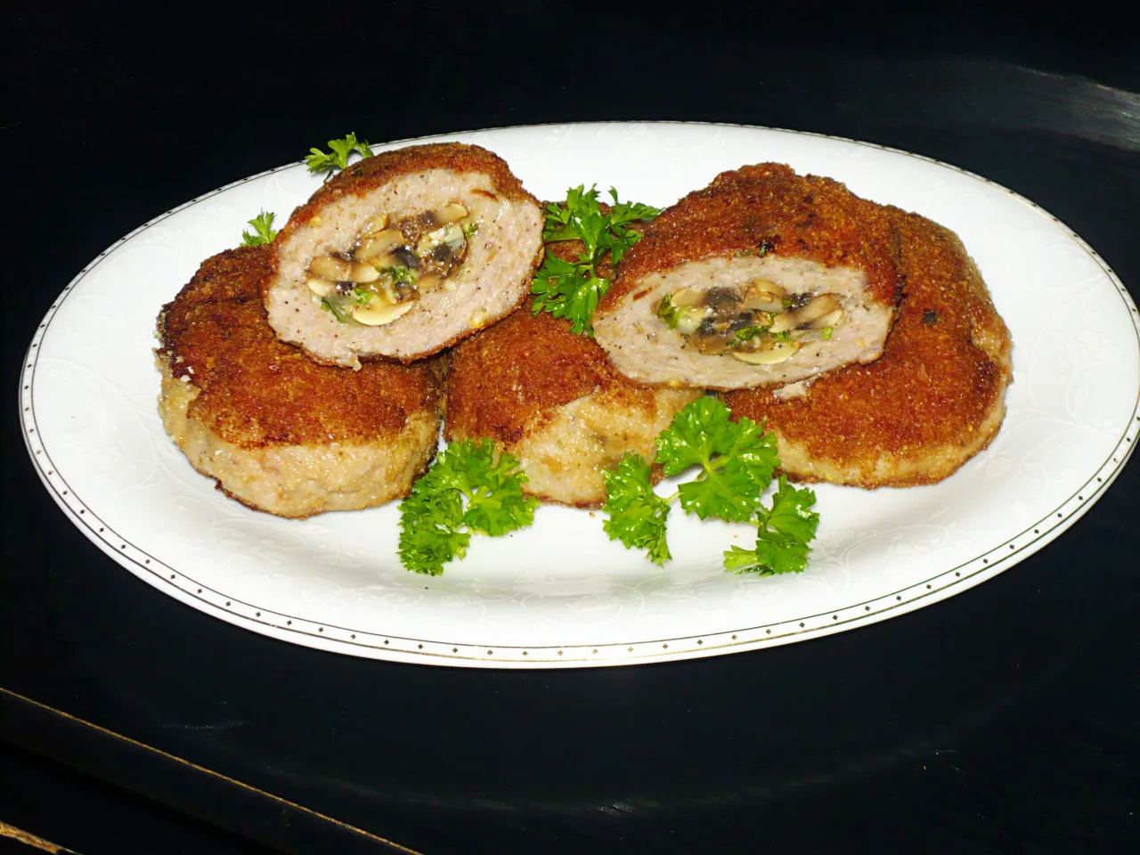 przekrojony kotlet mielony z serem i pieczarkami