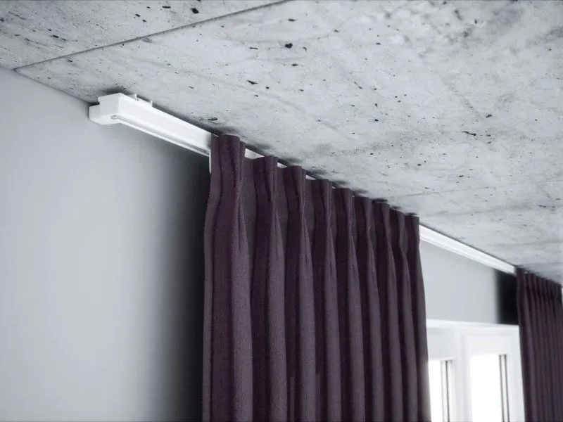 karnisz sufitowy w niskim mieszkaniu z zasłonami do samej podłogi
