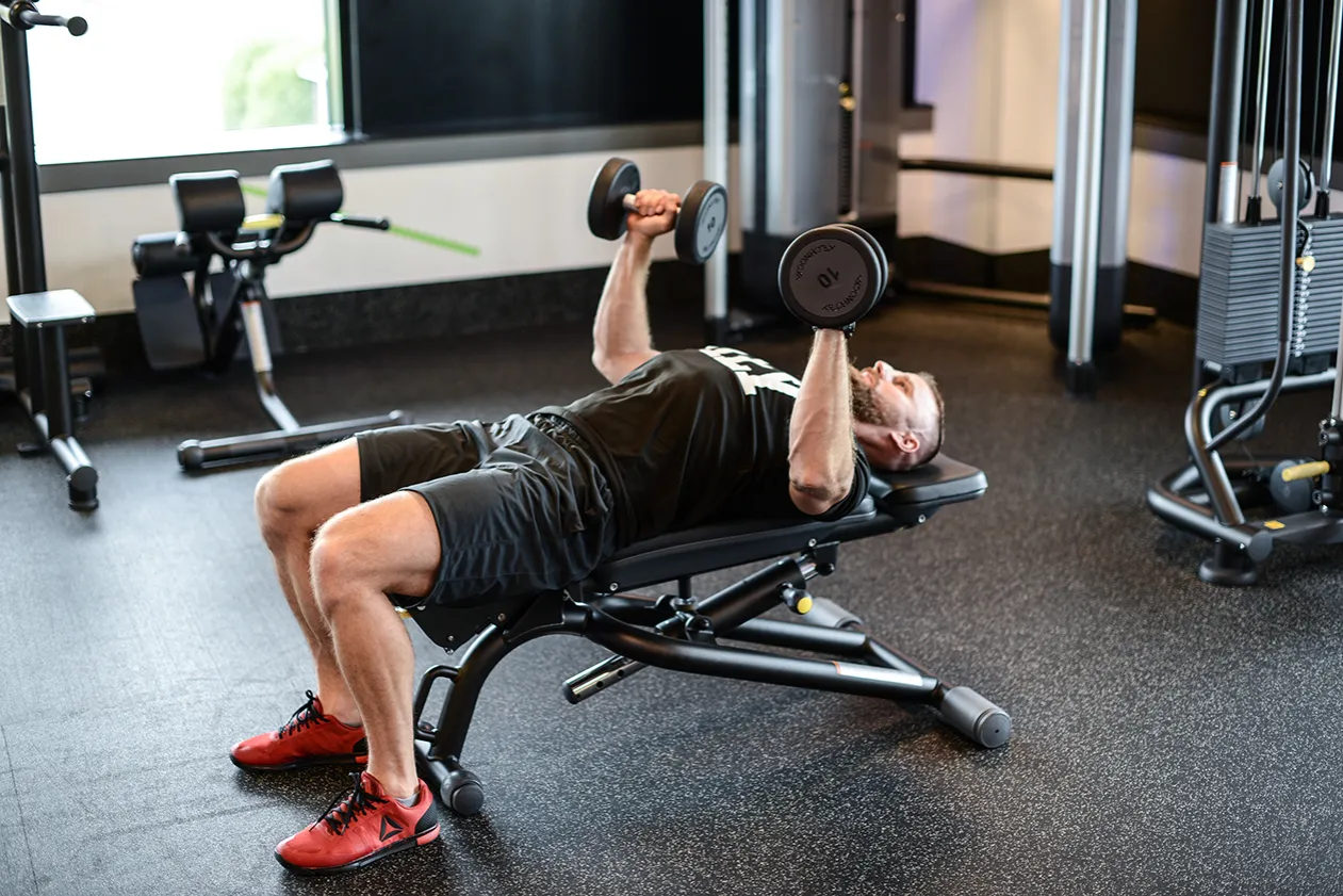 wyciskanie hantli na ławce płaskiej