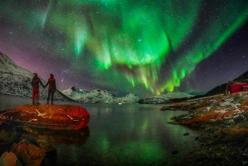 Fiordy Norwegia zorza polarna