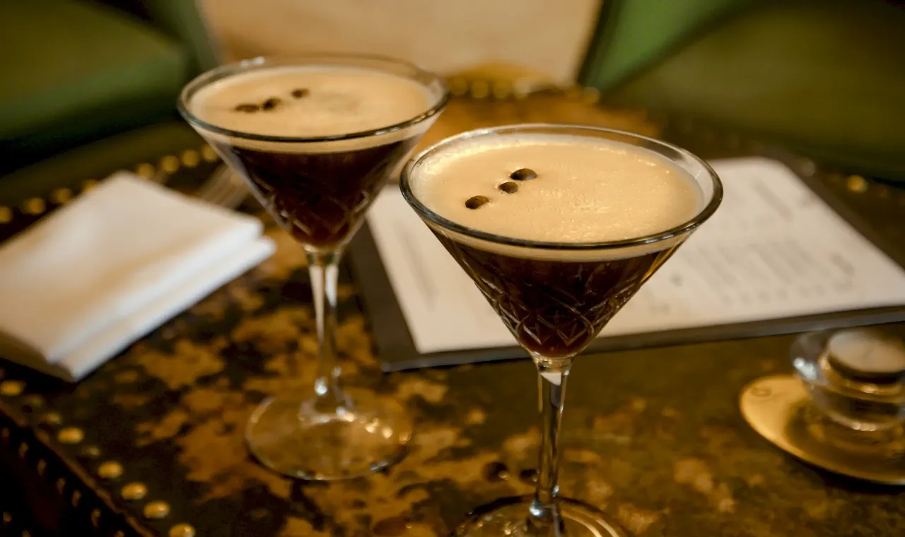Dwa kieliszki Espresso Martini z pianką i ziarnami kawy. Wybór między Espresso Martini a Irish Coffee?