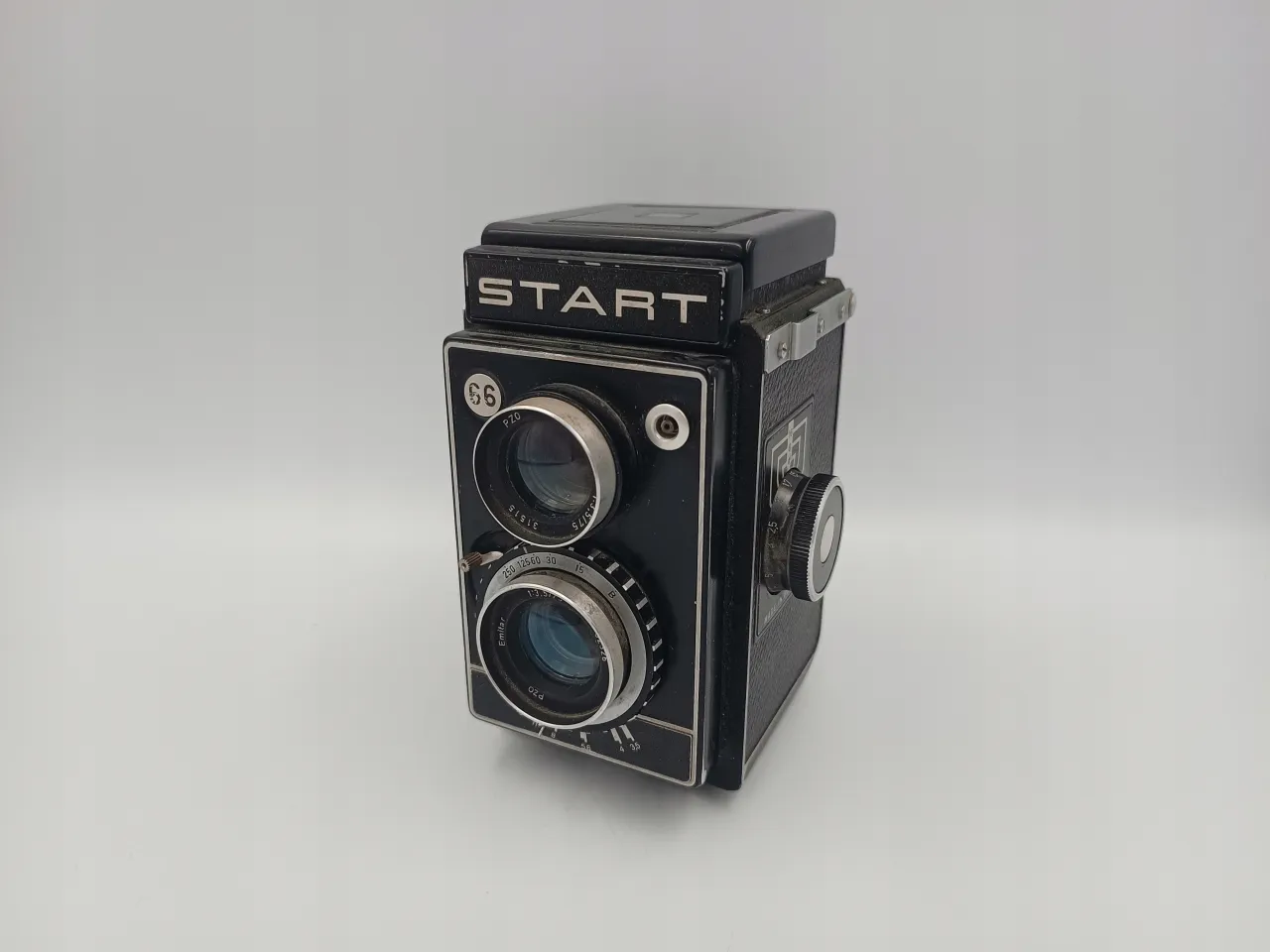 Różne typy aparatów analogowych obok siebie