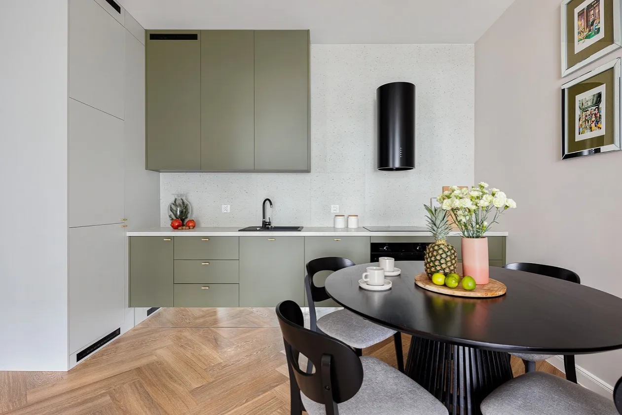 St&oacute;ł okrągły vs prostokątny mały salon