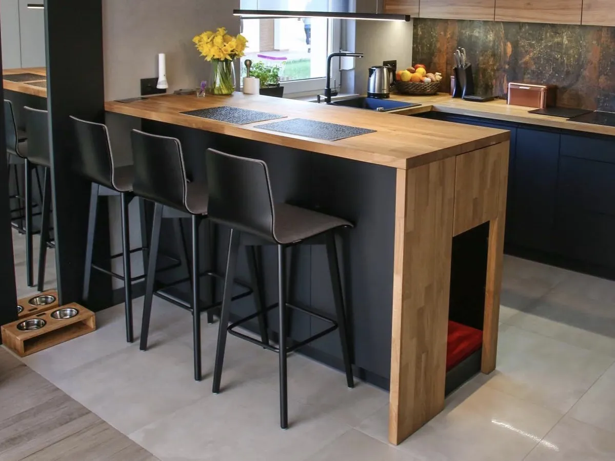 hokery o r&oacute;żnej wysokości przy blacie i wyspie