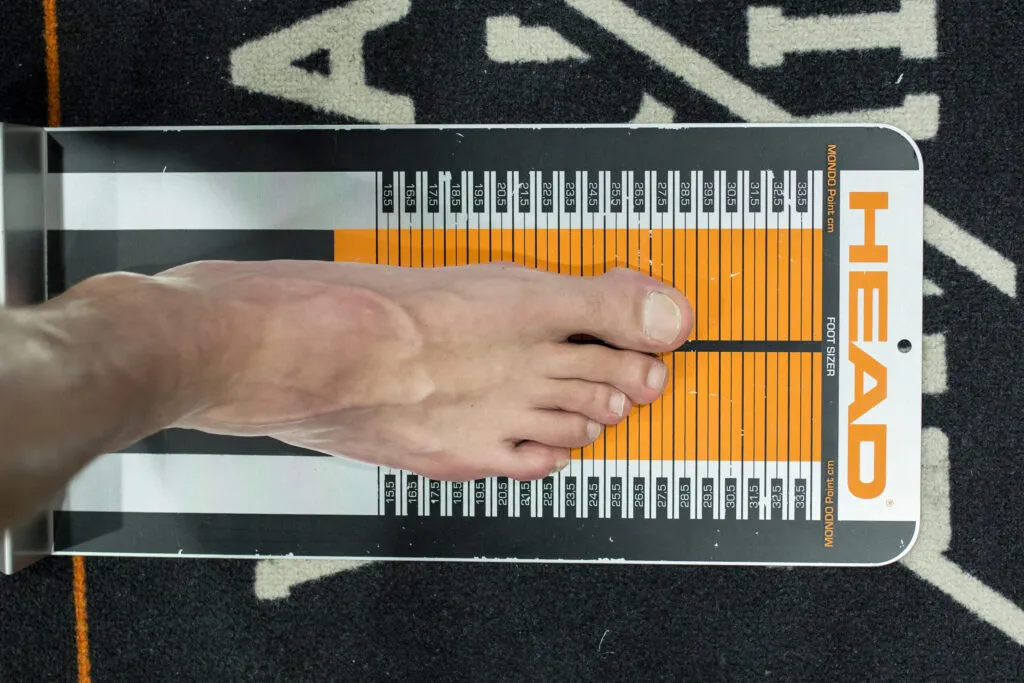 jak zmierzyć stopę do but&oacute;w narciarskich