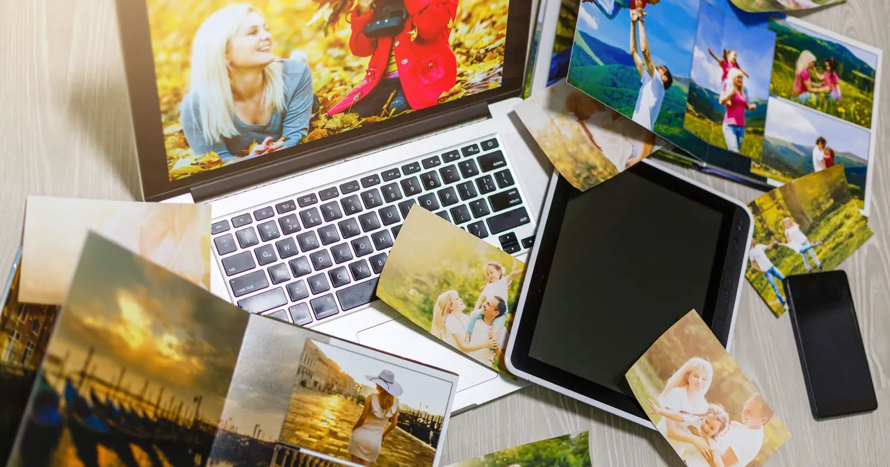 Osoba robiąca selfie laptopem, uśmiechnięta, w jasnym pomieszczeniu