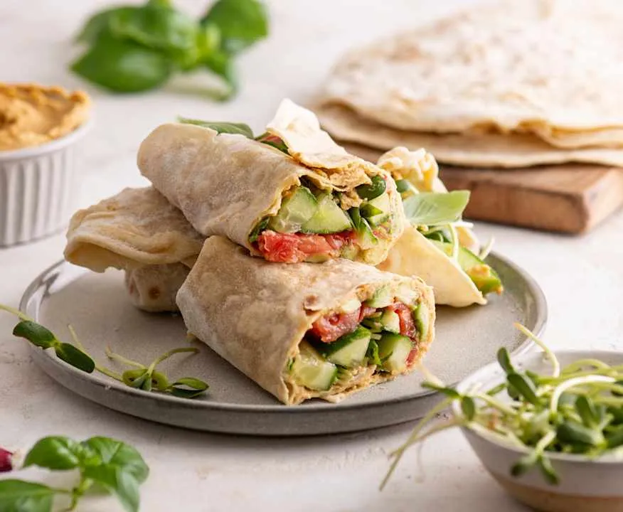 wrapy z warzywami i hummusem