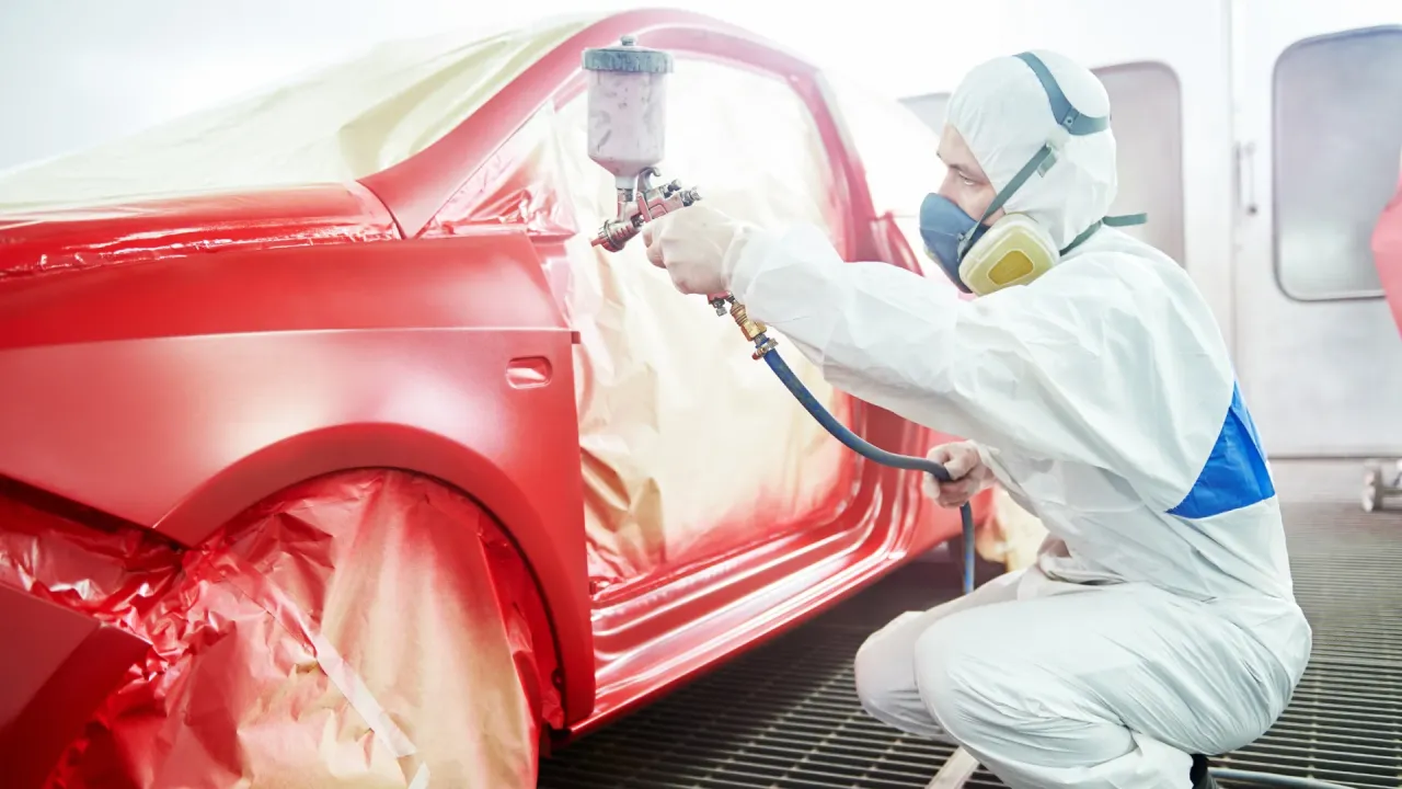 Przygotowanie powierzchni do malowania samochodu