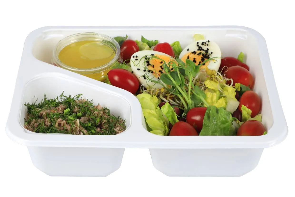 Sałatka z jajkiem, pomidorkami i kiełkami, do tego tuńczyk z koperkiem. Idealne co jeść po treningu wieczorem.