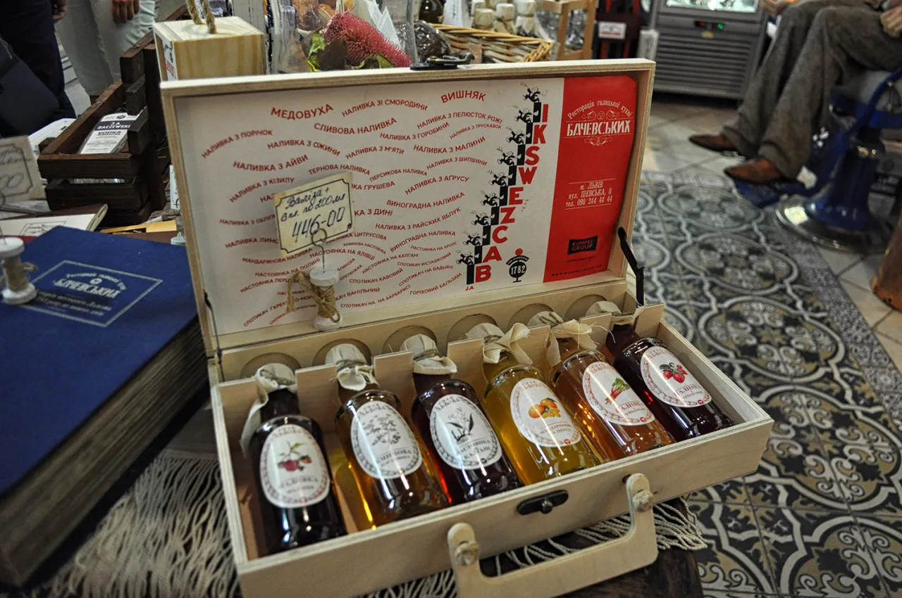 Zestaw nalewek i miodu - idealny pomysł, co warto przywieźć z Ukrainy. Różne smaki w małych buteleczkach.