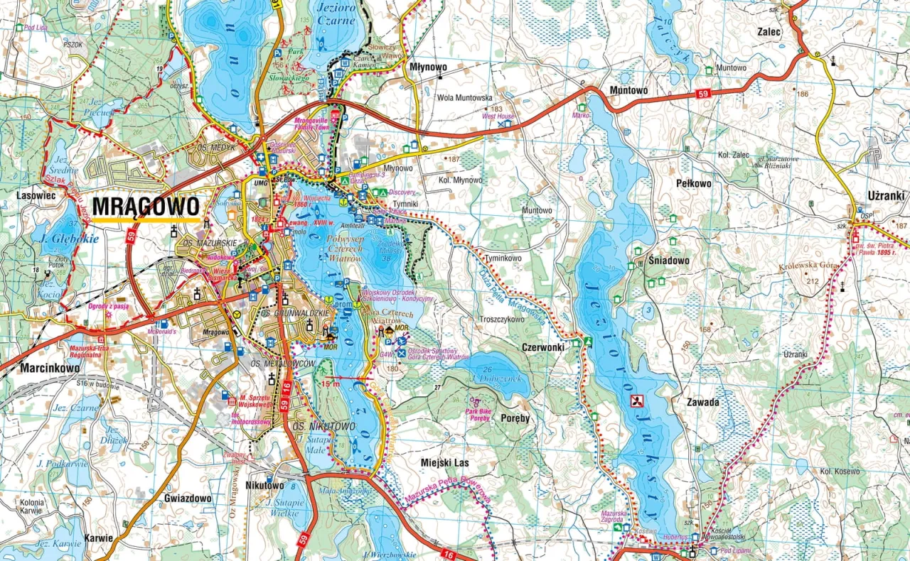 Mapa pokazuje, gdzie leży Mrągowo, otoczone jeziorami i lasami, z drogami i miejscowościami.