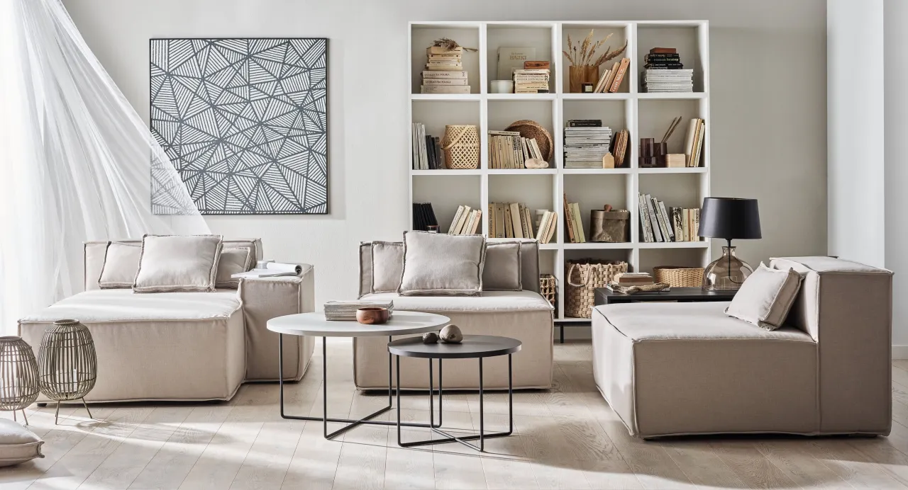 Sofa modułowa w małym salonie