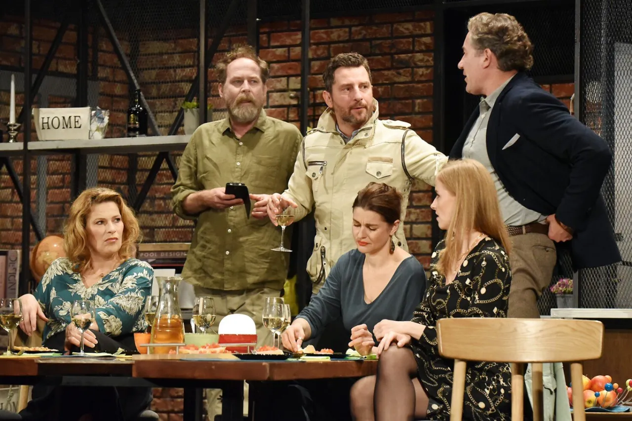 Aktorzy na scenie podczas spektaklu 