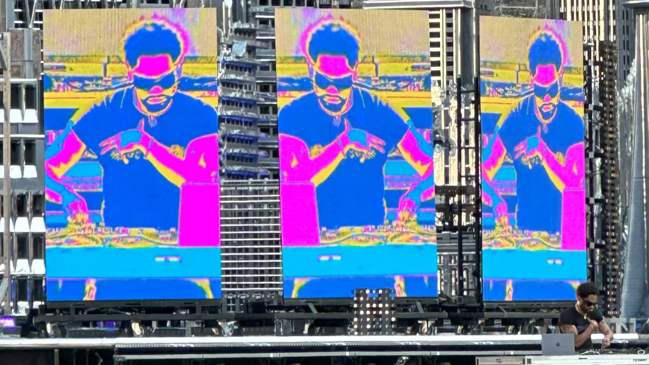 Trzy ekrany z kolorowym wizerunkiem The Weeknd. Koncert trwa, a fani zastanawiają się, ile trwa koncert The Weeknd.