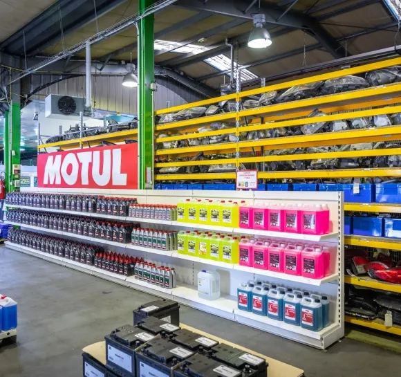 &eacute;tag&egrave;res de pi&egrave;ces d&eacute;tach&eacute;es automobiles dans un magasin