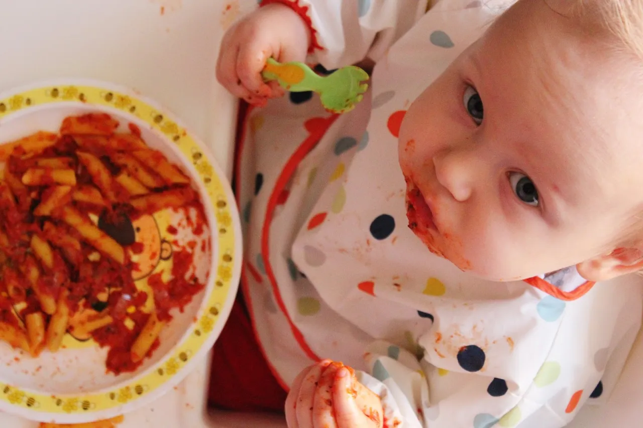 niemowle jedzące makaron BLW