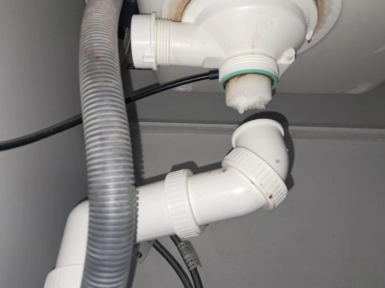 Zator w rurach zimnej wody, widoczny biały osad. Jak udrożnić rury?