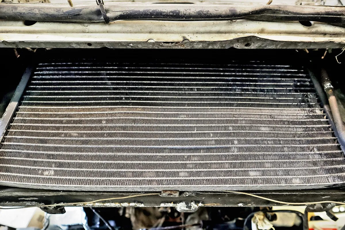 uszkodzona chłodnica klimatyzacji korozja mechaniczne