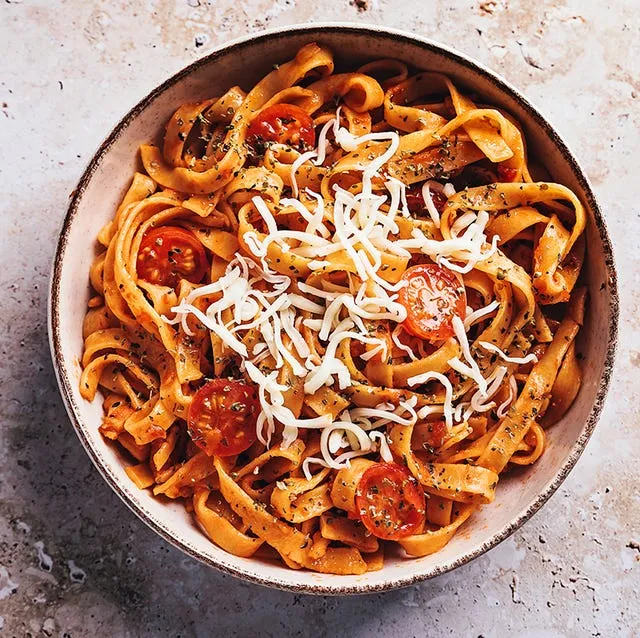 plato de pasta casero apetitoso con ingredientes frescos