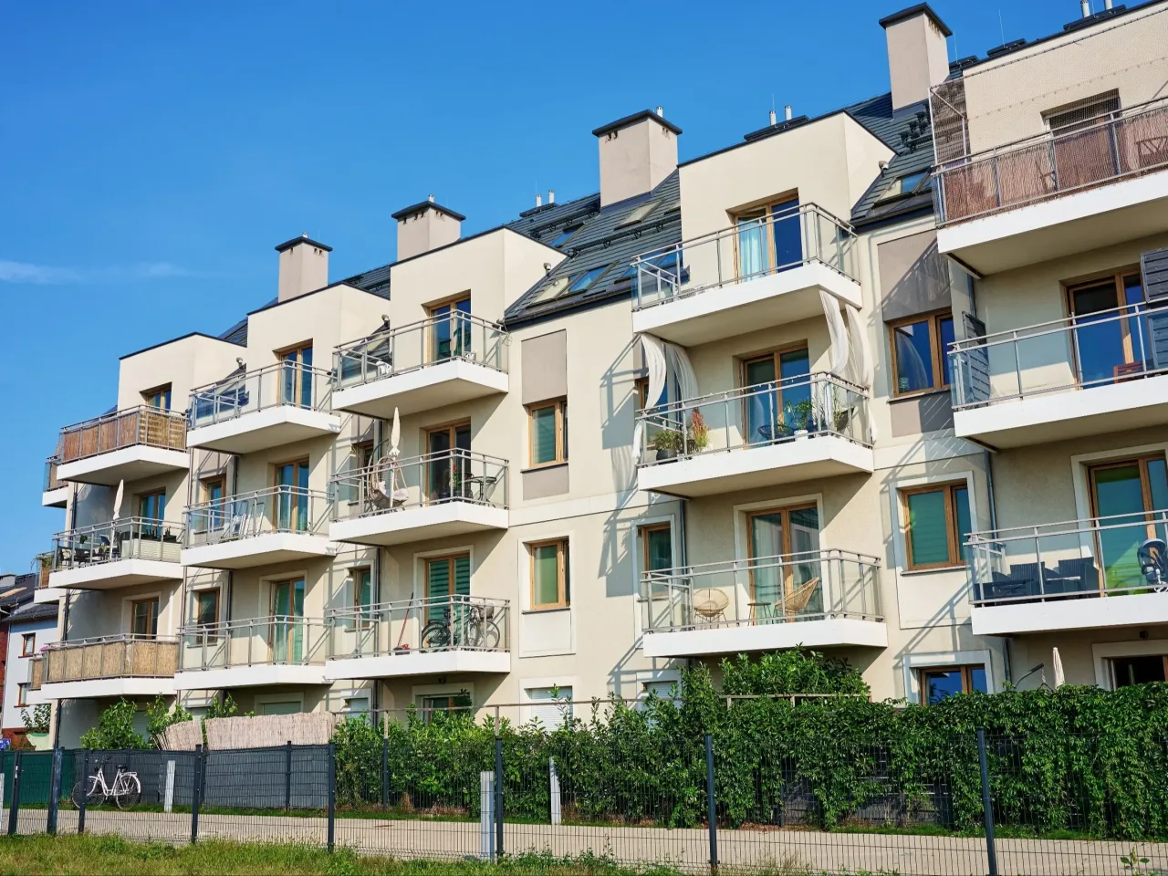 Nowoczesne bloki z balkonami, idealne dla osób szukających dofinansowania do wynajmu mieszkania.