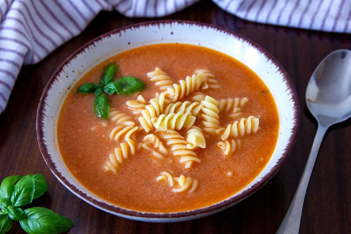 zwarzona śmietana w zupie przed i po uratowaniu