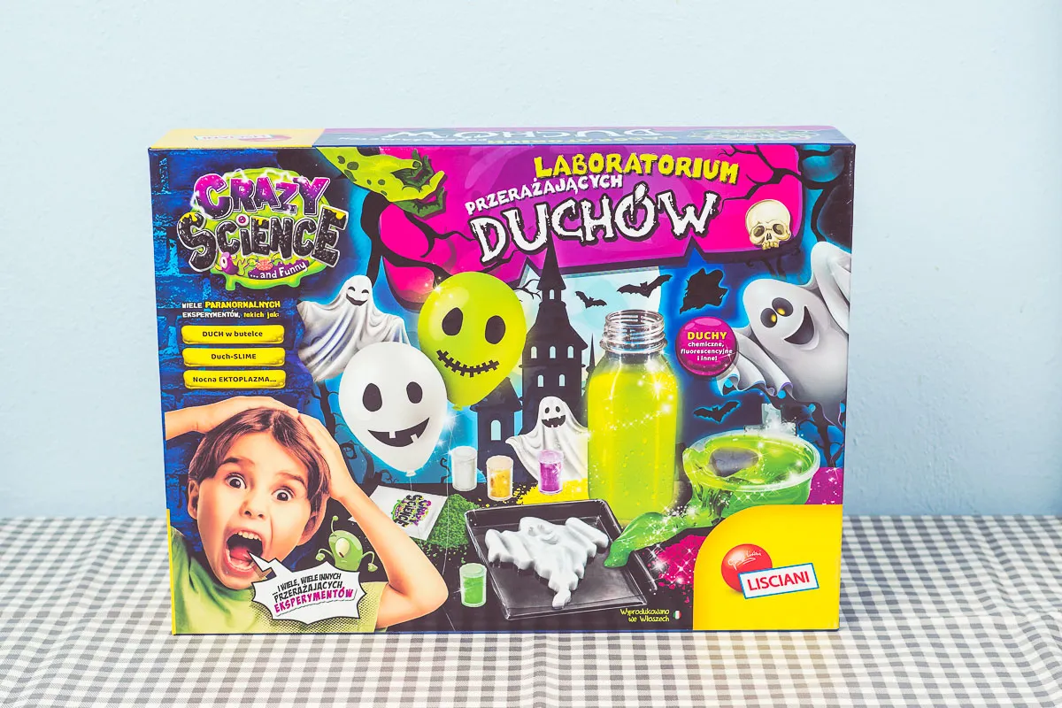 Eksperyment pr&oacute;żnia r&oacute;żne przedmioty dzieci