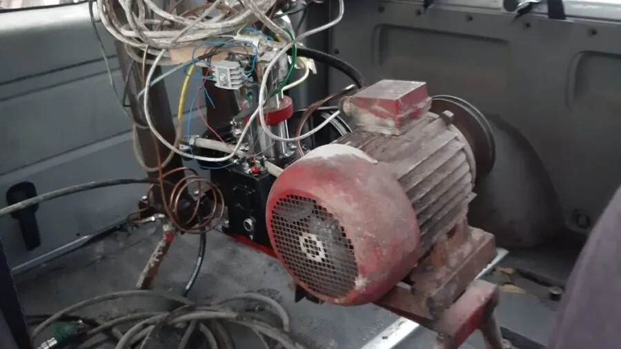 Podejrzany licznik prądu lub nielegalne podłączenie