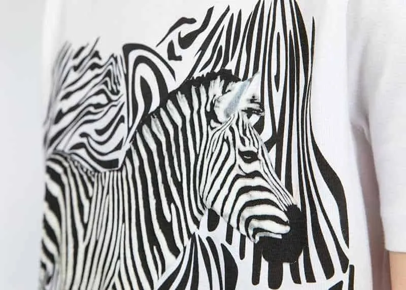 Nahaufnahme eines hochwertigen Siebdrucks oder einer Stickerei auf einem Baumwoll-T-Shirt