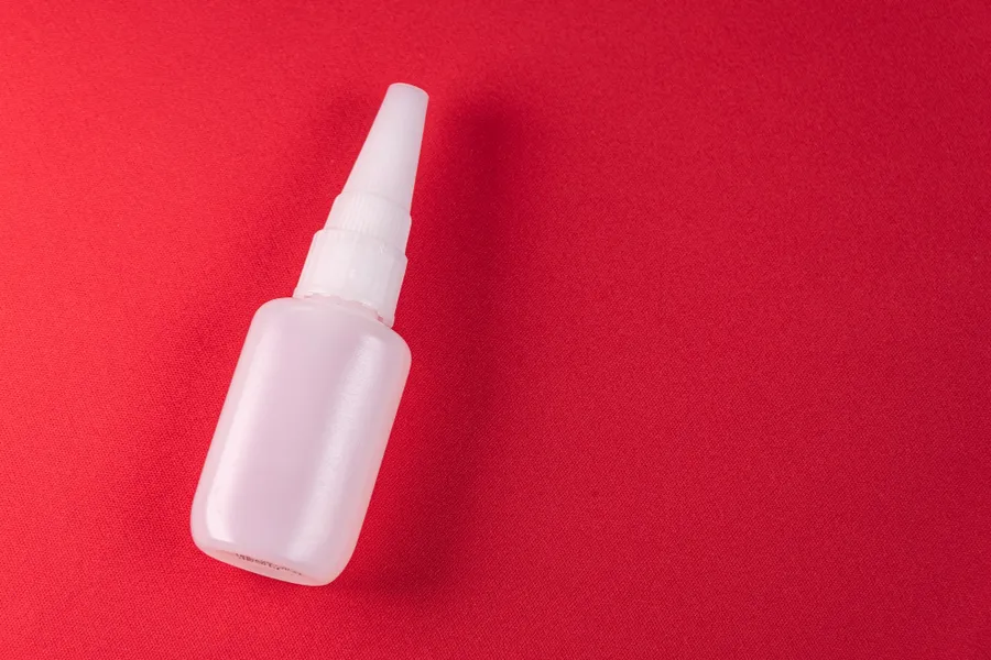 Zdjęcie Jak rozpuścić klej do paznokci - skuteczne metody bez ryzyka uszkodzeń