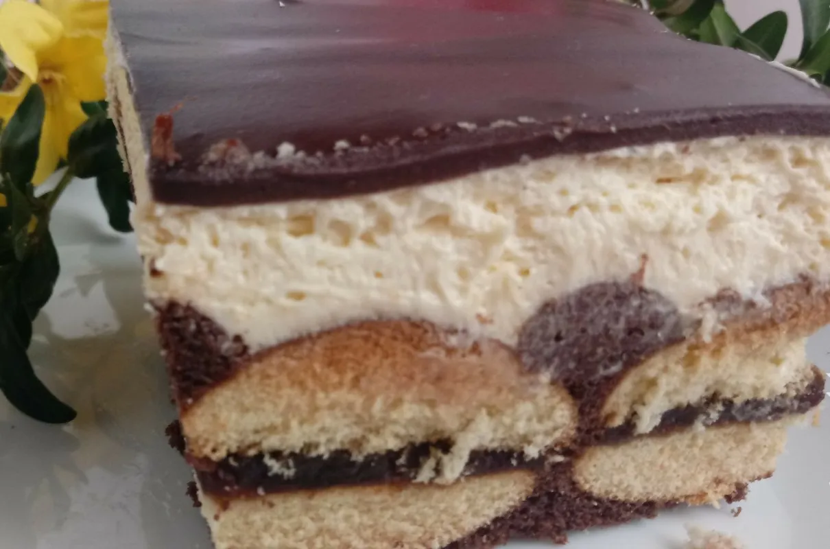 Pyszne ciasto z kremem i biszkoptami, idealne na każdą okazję. Ten przepis na ciasto usta romana zachwyci każdego!