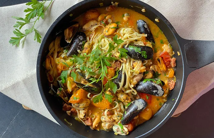 Différents types de pâtes aux moules (crème, tomate, chorizo)