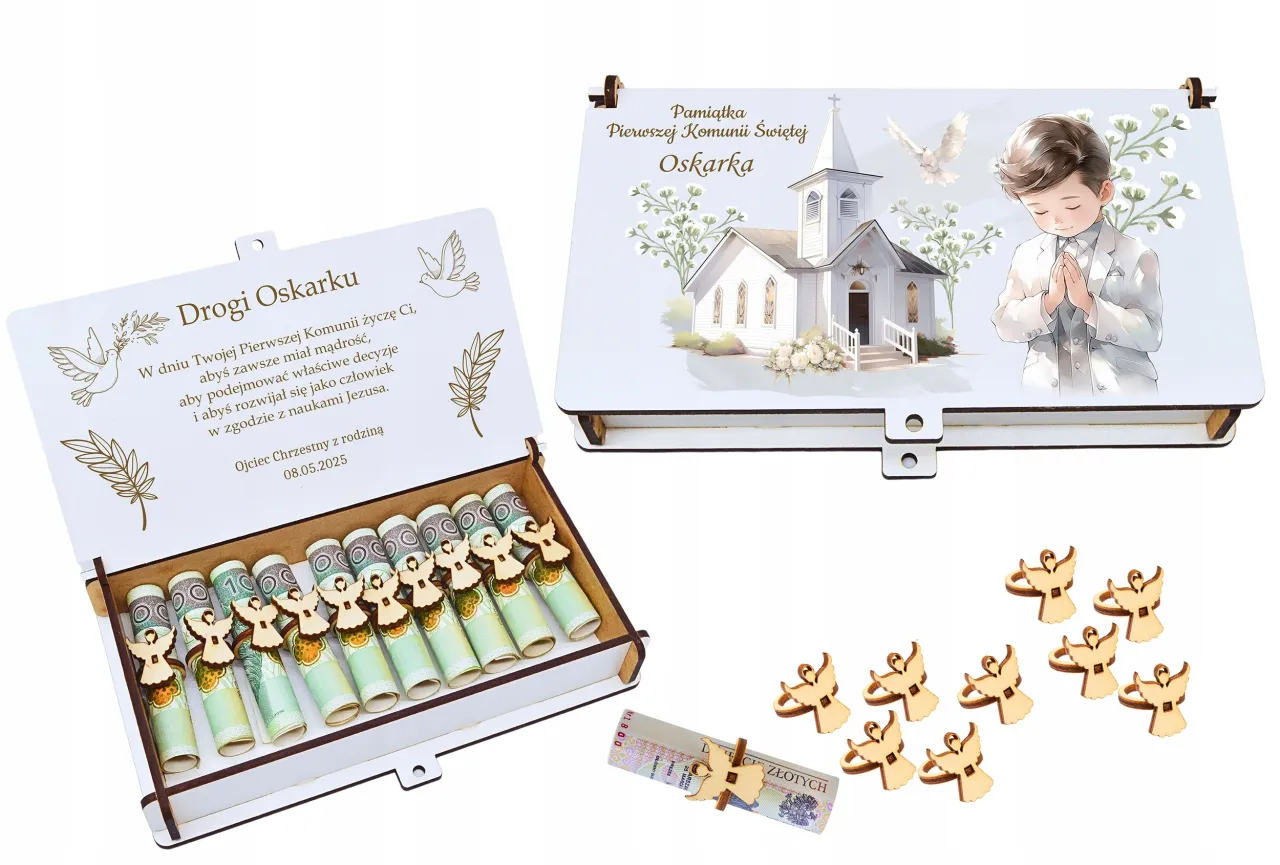 Chrzestny wręcza prezent komunijny dziecku
