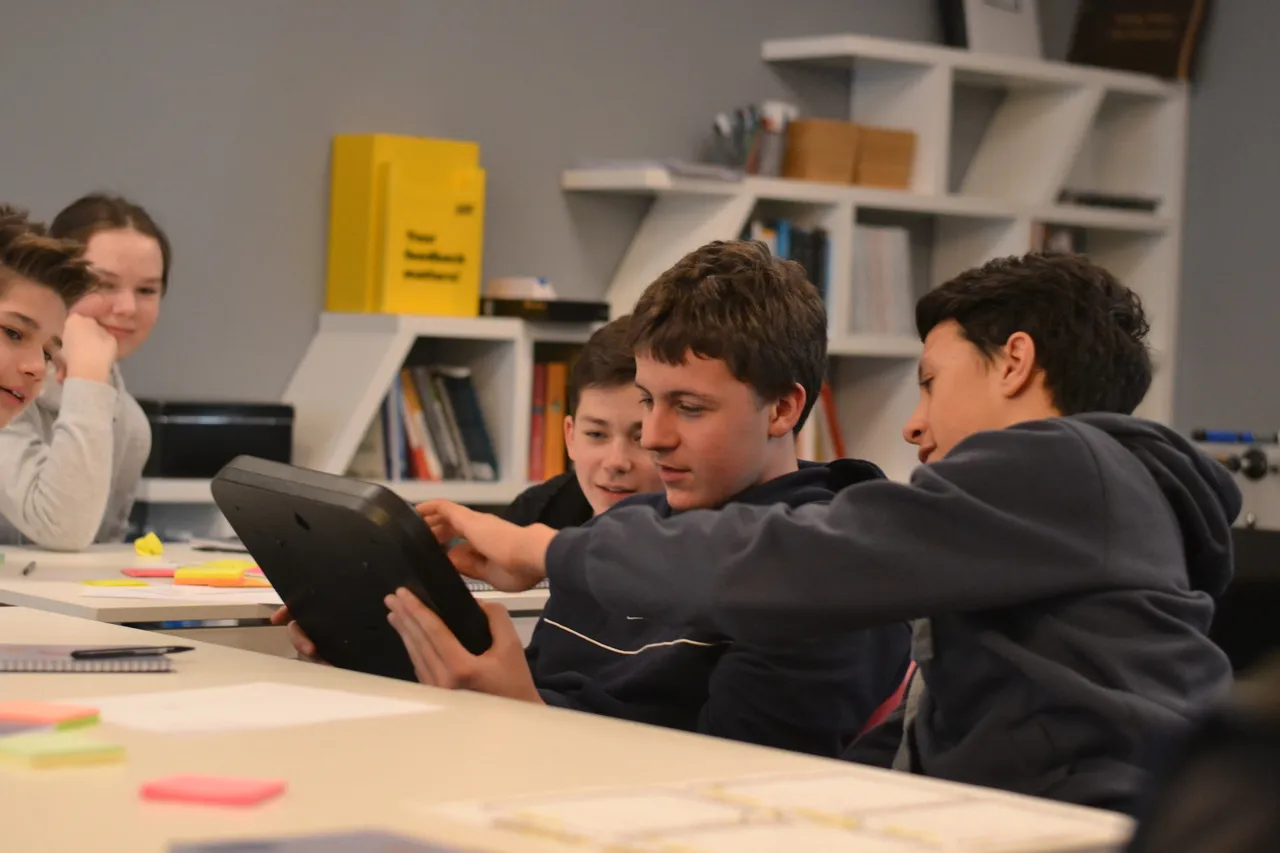 Uczeń szkoły podstawowej w klasach 7-8 uczy się przy biurku