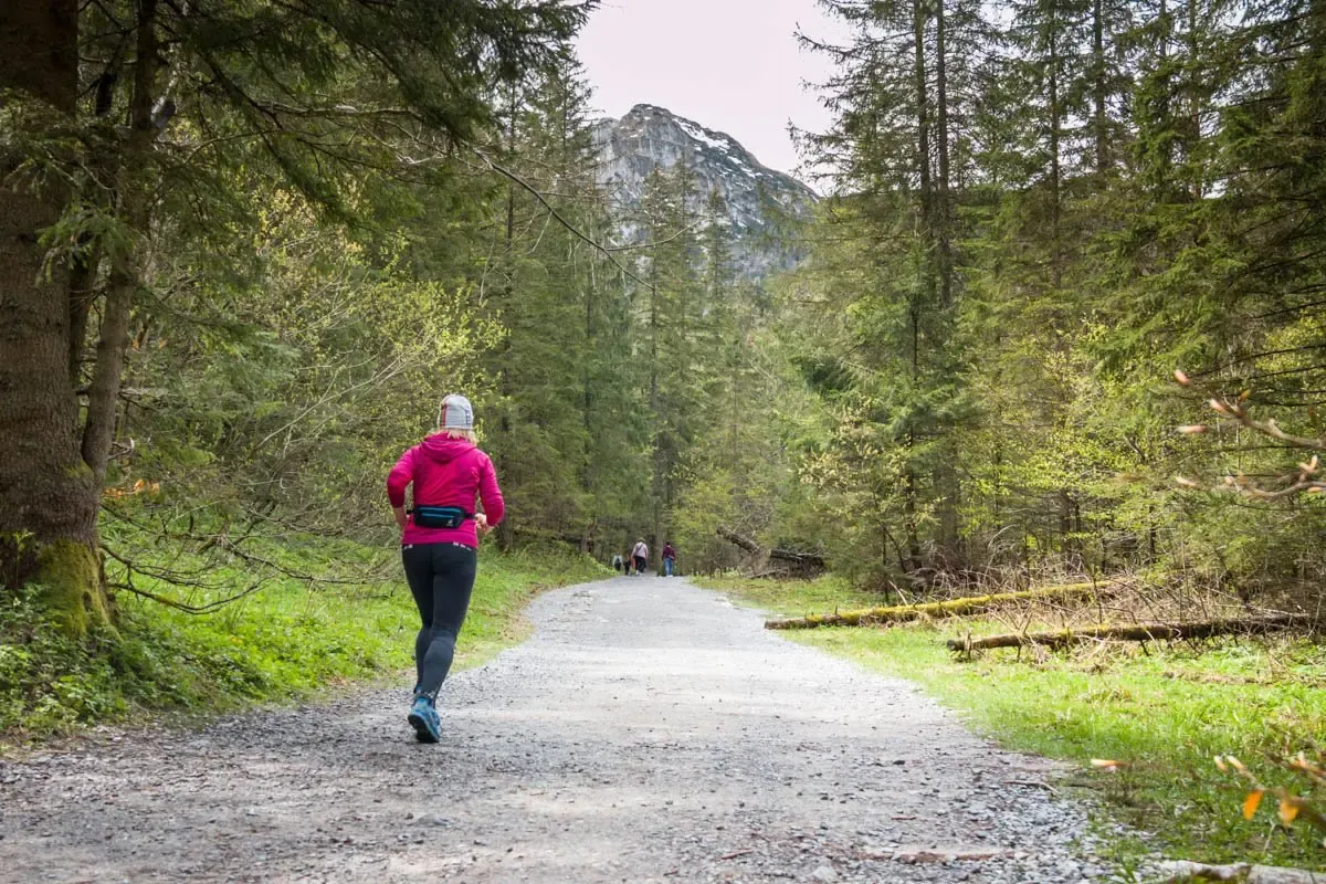 początkujący biegacz w górach na szlaku