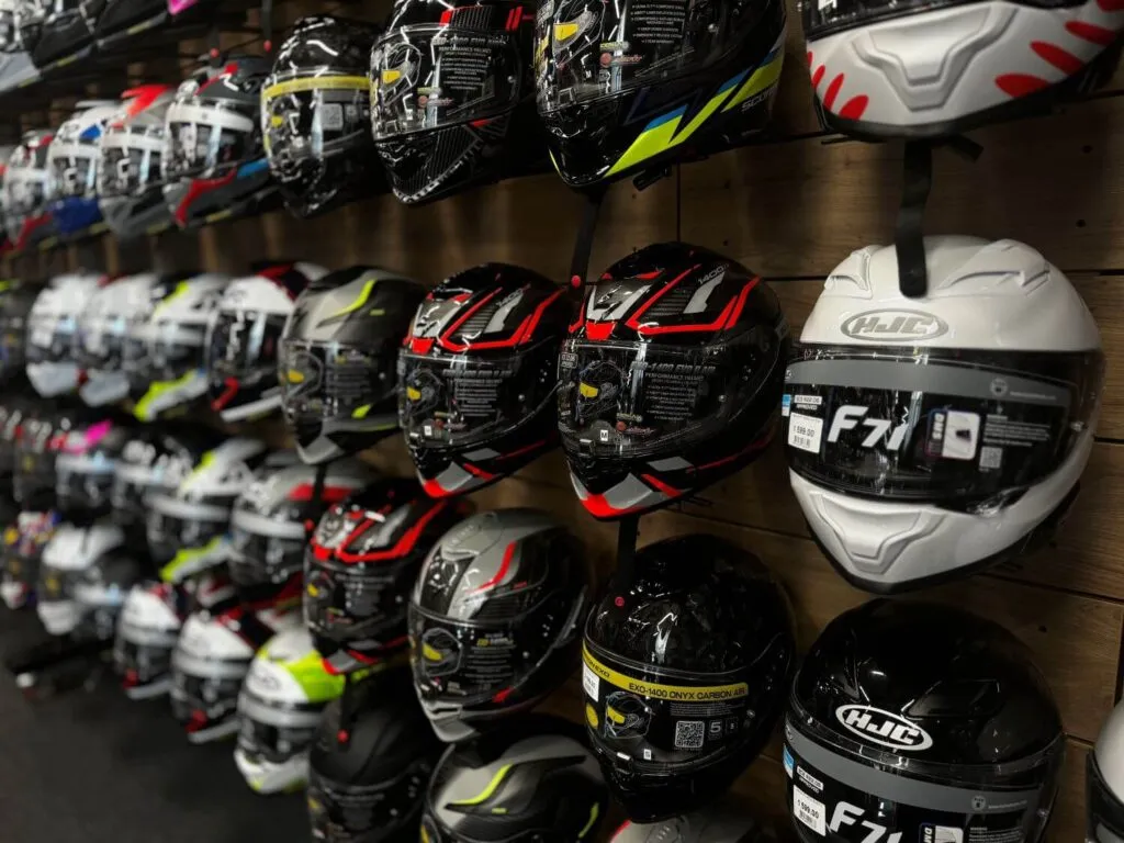 kaski motocyklowe różne kolory widoczność porównanie