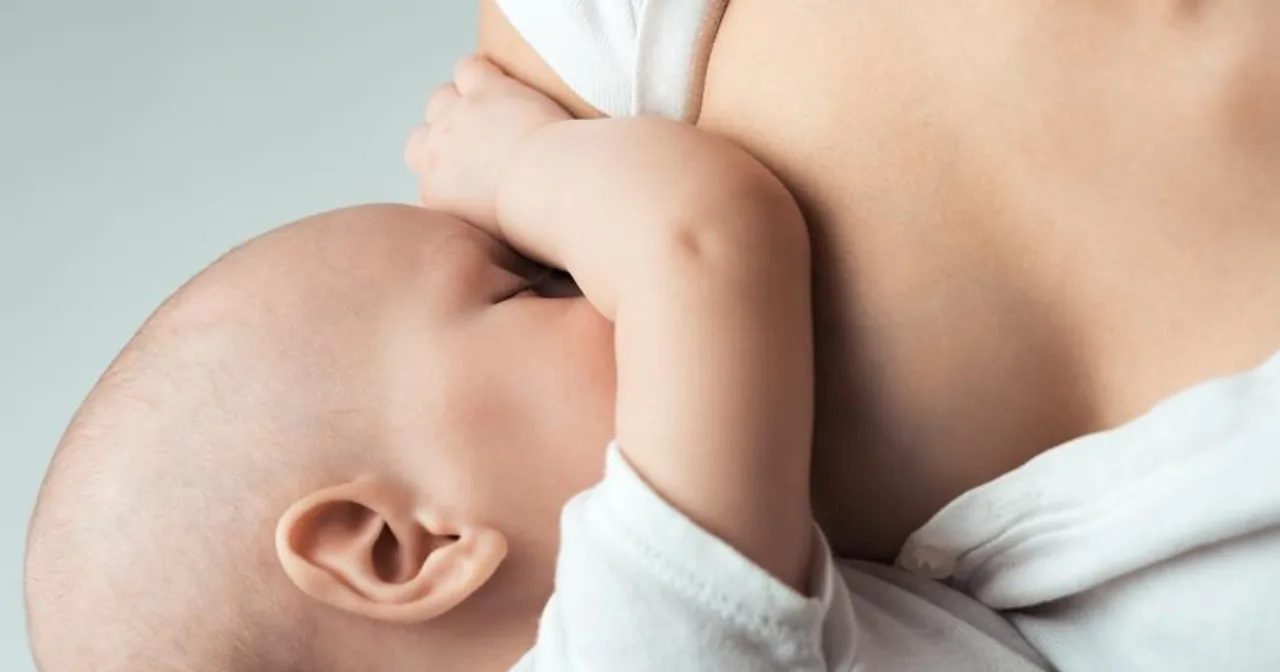 Zaniepokojona mama karmiąca piersią