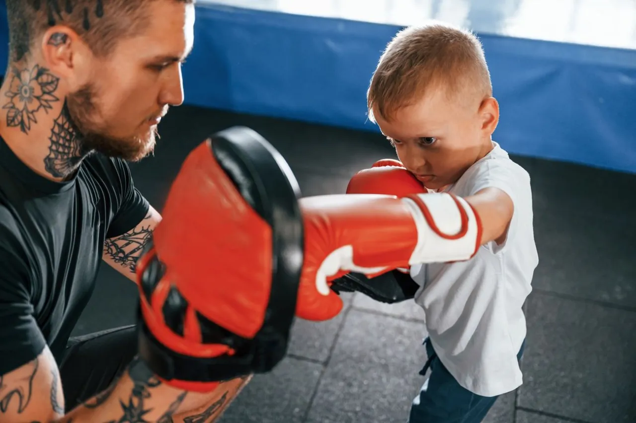 dzieci bawiące się zestawem bokserskim