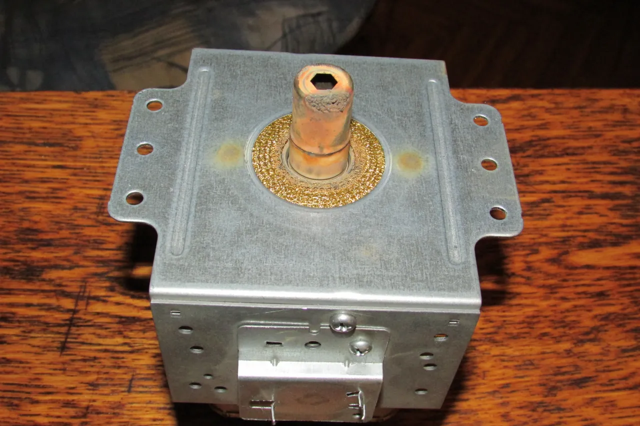uszkodzony magnetron mikrofal&oacute;wki