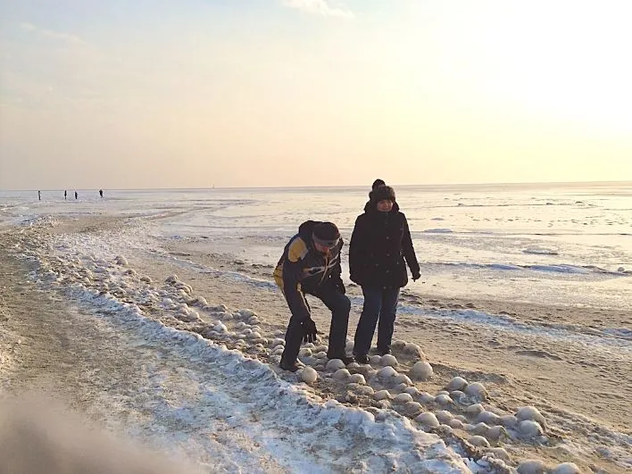 Zimowy Bałtyk plaża rodzina