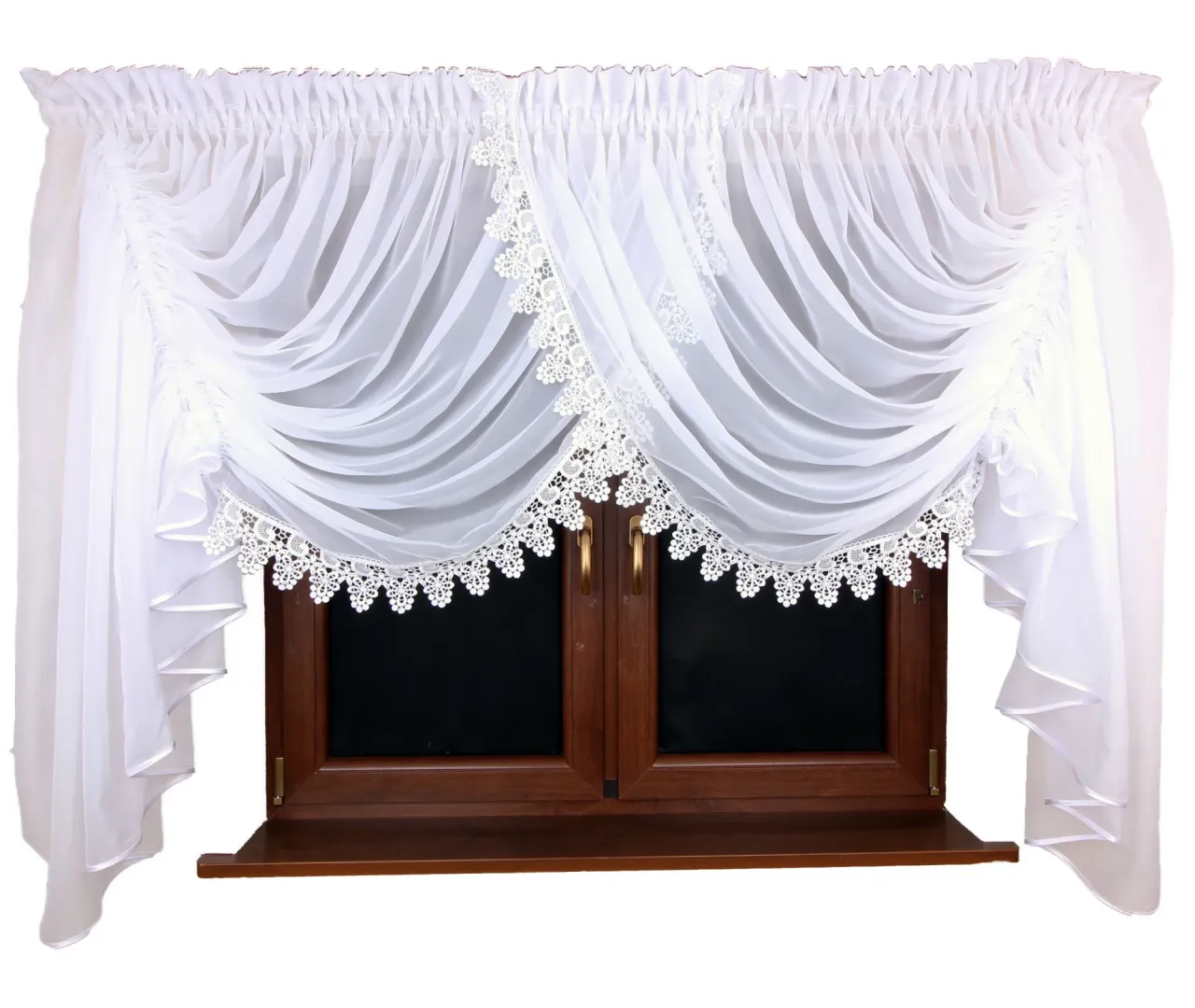 firanki woalowe na karniszu suszące się