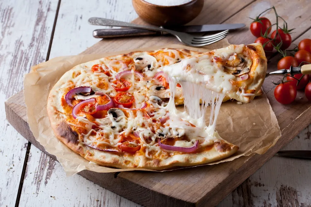 Zdjęcie Jak piec pizzę w piekarniku elektrycznym, by uniknąć błędów?