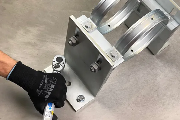 błędy montażowe kotew do słupów