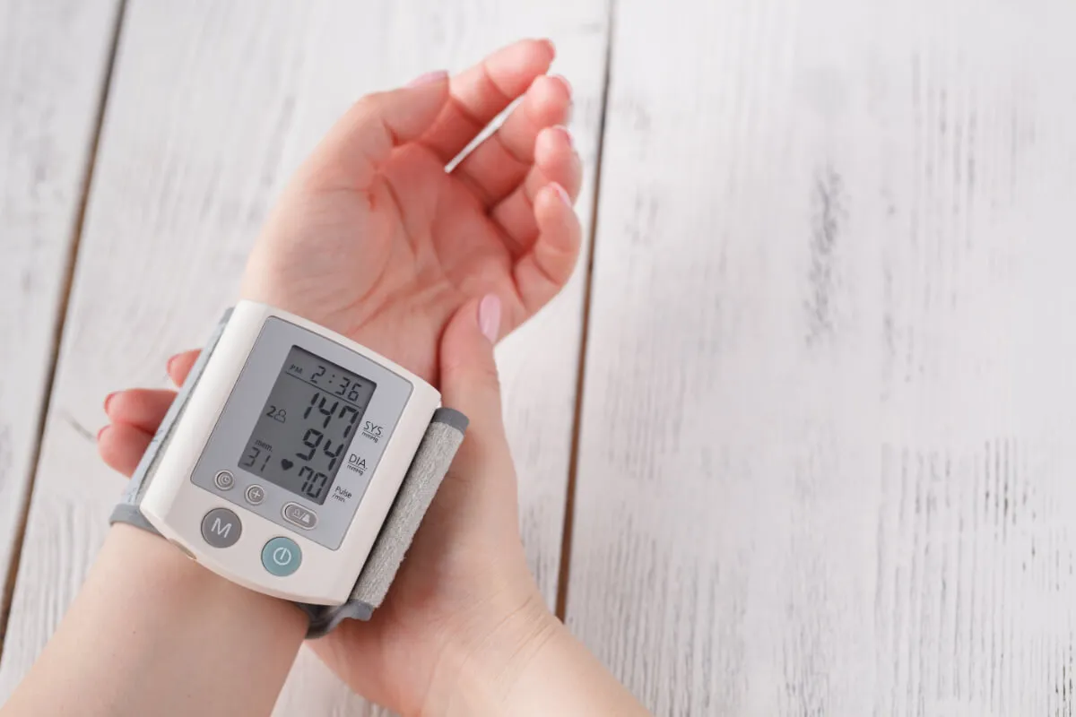 r&oacute;żne typy ciśnieniomierzy naramienny nadgarstkowy