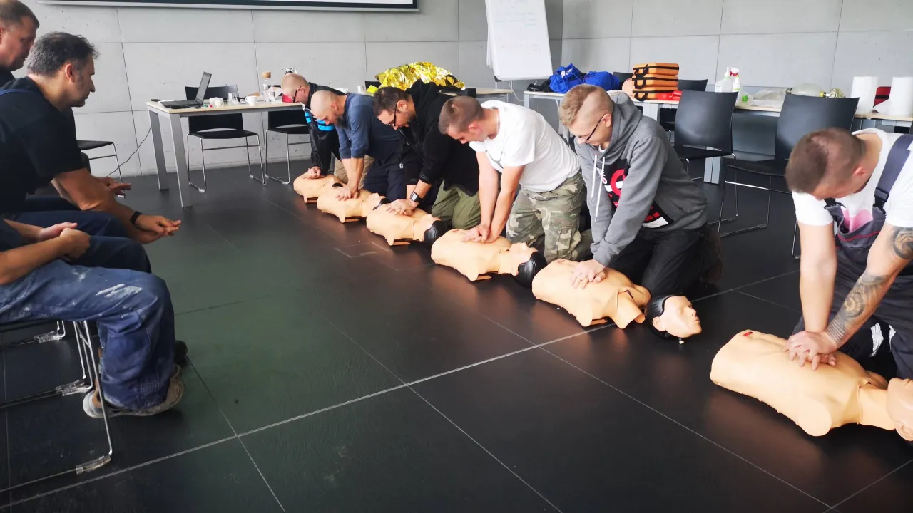 Uczestnicy kursu pierwszej pomocy ćwiczą resuscytację na fantomach.
