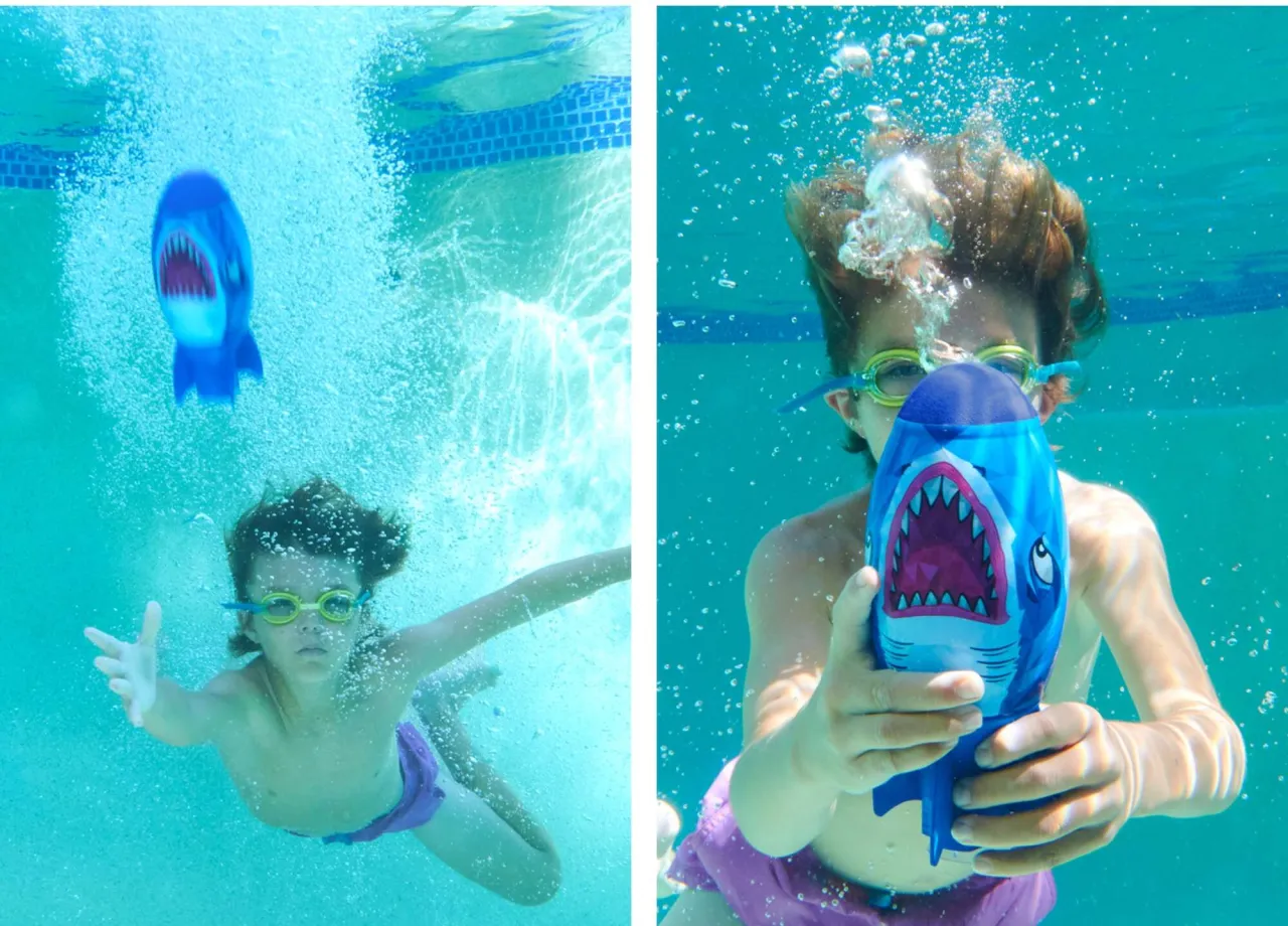 dziecko unosi się na wodzie z deską