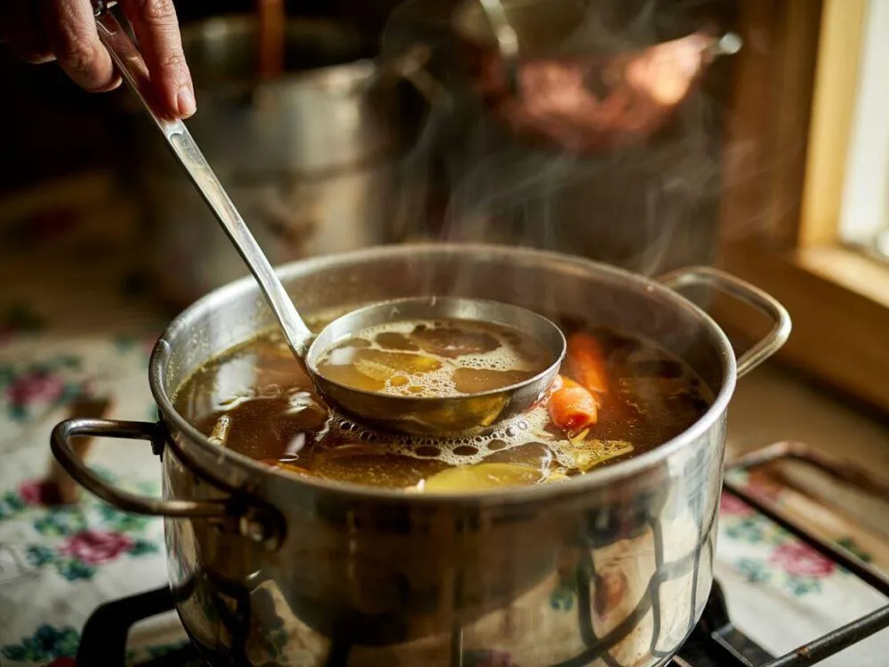 garnek z rosołem na małym ogniu, zbieranie szumowin